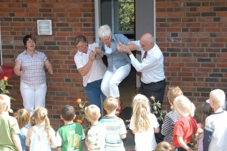 „Rasselbande“ wirft Gerda Heinz aus dem Kindergarten
